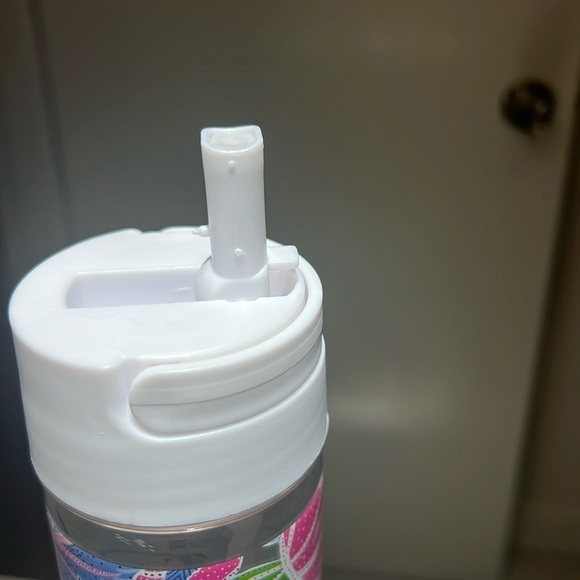 Lilly Pulitzer Blue Grotto GWP Water Bottle 24 Fl oz. Retractable drink port - Picture 9 of 14